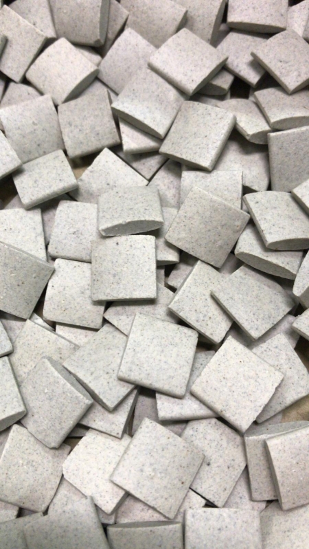 Materiali ceramici per burattatura di rocce, riempitivo ceramico per burattatura di rocce, materiale abrasivo per lucidatura triangolare, mezzi per lucidatura di rocce con sfere